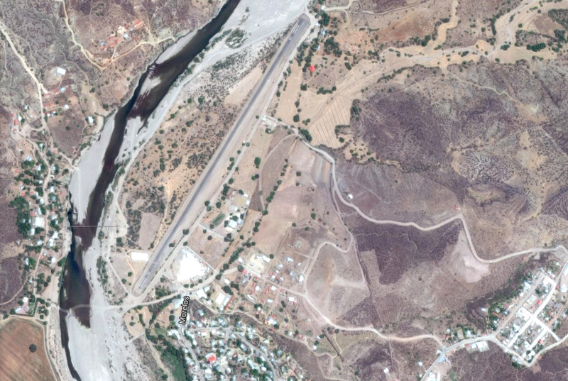 Vista aérea de Chínipas, con la pista de aterrizaje junto al pueblo. Foto: Google Maps